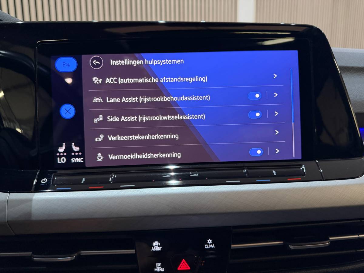 Volkswagen Golf Volkswagen GOLF 1.5 eTSI Style DSG Automaat Pano Memory-Massage Camera Led IQ Lights Trekhaak