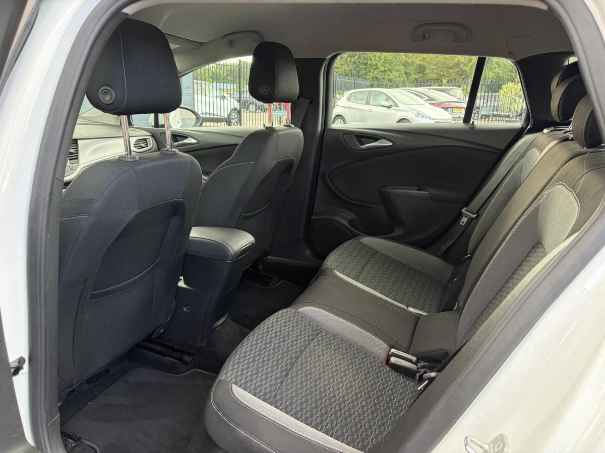 Opel Astra Opel Astra Sports Tourer 1.2 Edition ✓Camera ✓110pk✓2e Eigenaar✓Carplay✓Navi✓Airco✓Cruise✓Pdc✓LED koplampen✓N.A.P.✓6 Bak✓Pdc V+A✓Lm velgen✓Dakdragers ✓Comfortstoelen✓Bj 11-2020✓Apk tot 07-2028