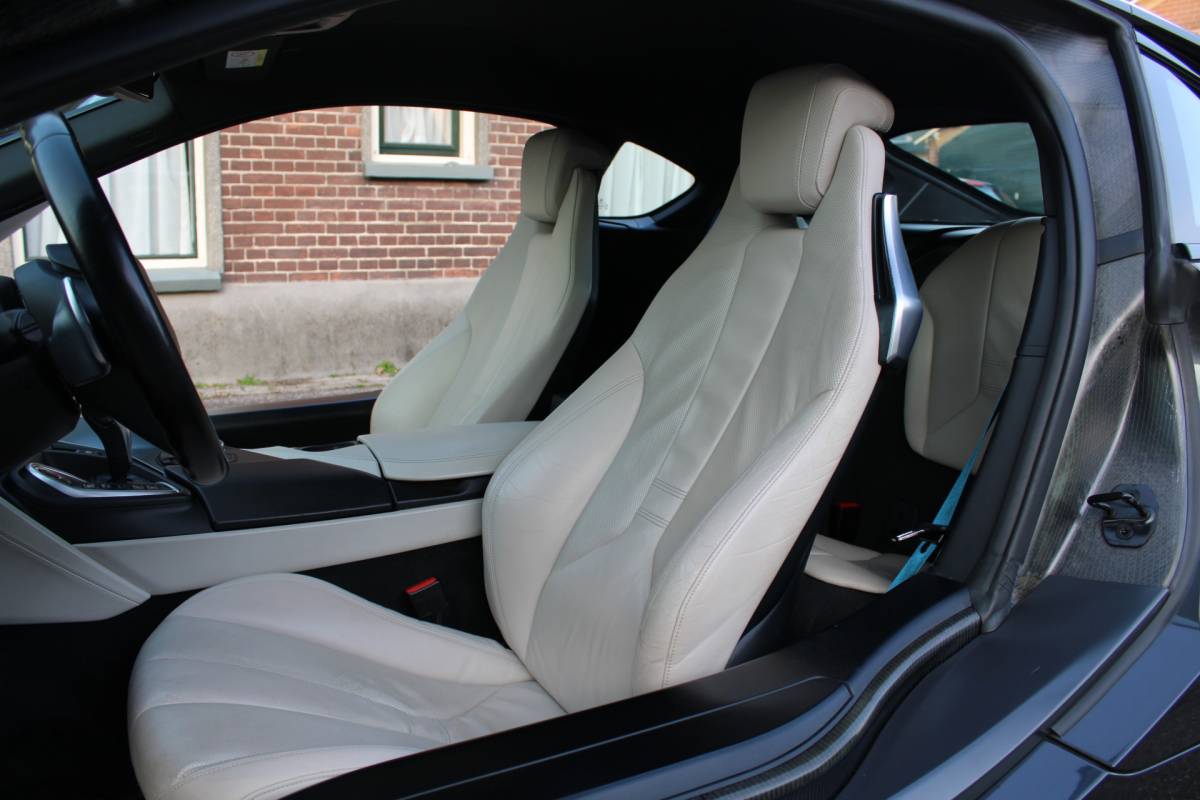 BMW i8 BMW i8 1.5 PHEV SOh 93.6% LEER CAMERA HEAD UP ORG NL 141000KM!!!