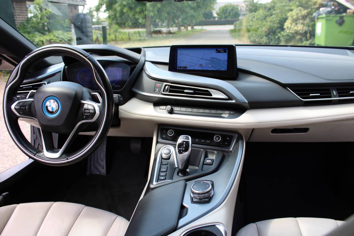 BMW i8 BMW i8 1.5 PHEV SOh 93.6% LEER CAMERA HEAD UP ORG NL 141000KM!!!