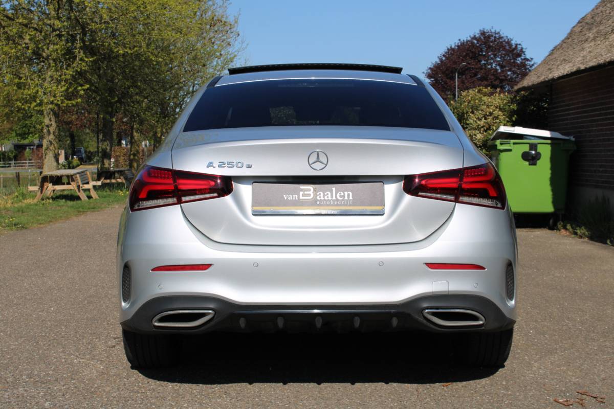 Mercedes-Benz A-Klasse Mercedes-Benz A-klasse 250 e PHEV AMG SOh 97,1% PANO SFEER LED ORG NL 110000KM!!!