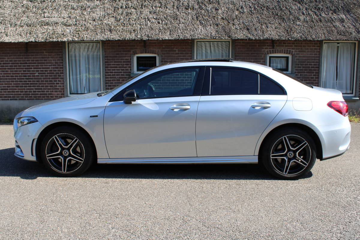 Mercedes-Benz A-Klasse Mercedes-Benz A-klasse 250 e PHEV AMG SOh 97,1% PANO SFEER LED ORG NL 110000KM!!!