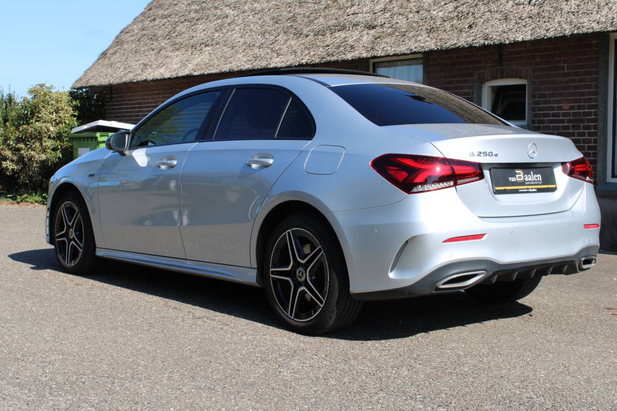 Mercedes-Benz A-Klasse Mercedes-Benz A-klasse 250 e PHEV AMG SOh 97,1% PANO SFEER LED ORG NL 110000KM!!!