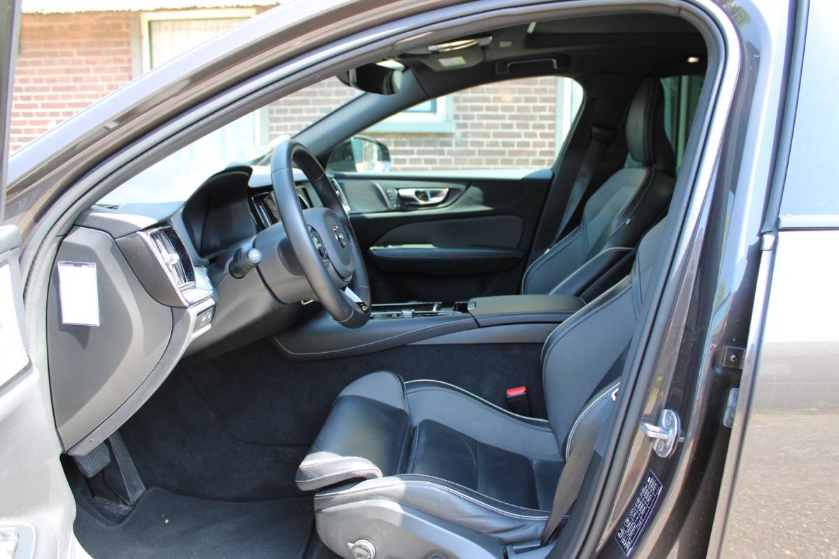 Volvo V60 Volvo V60 2.0 T6 Plug-in hybrid AWD R-DESIGN SOh 96,8% PANO LEER LED TREKH. 94000KM!!!