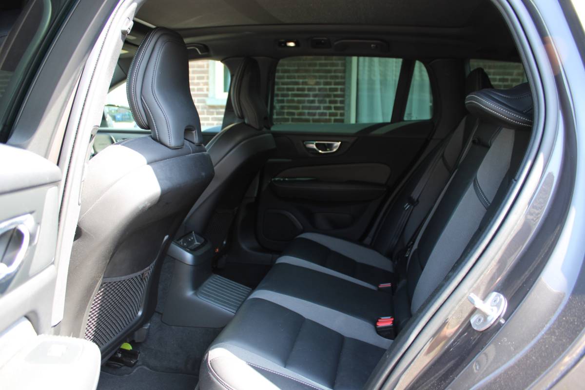 Volvo V60 Volvo V60 2.0 T6 Plug-in hybrid AWD R-DESIGN SOh 96,8% PANO LEER LED TREKH. 94000KM!!!