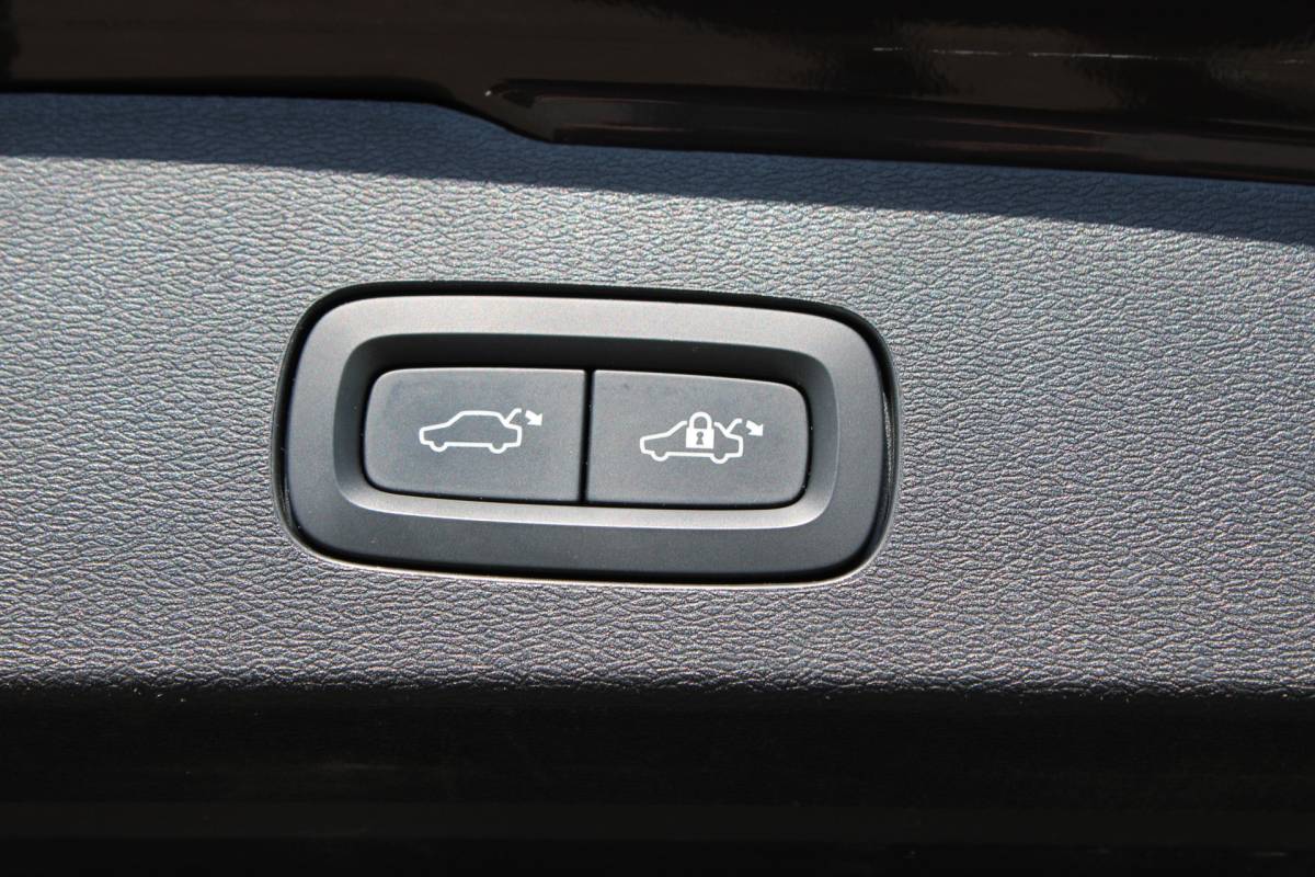Volvo V60 Volvo V60 2.0 T6 Plug-in hybrid AWD R-DESIGN SOh 96,8% PANO LEER LED TREKH. 94000KM!!!