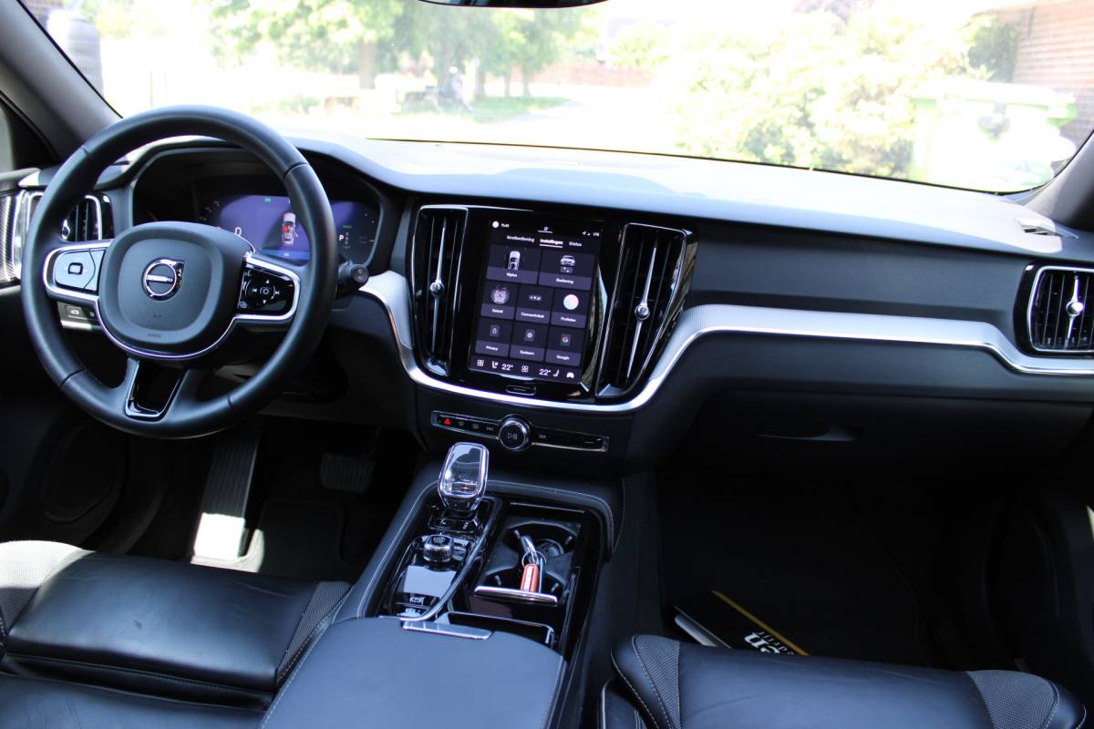Volvo V60 Volvo V60 2.0 T6 Plug-in hybrid AWD R-DESIGN SOh 96,8% PANO LEER LED TREKH. 94000KM!!!