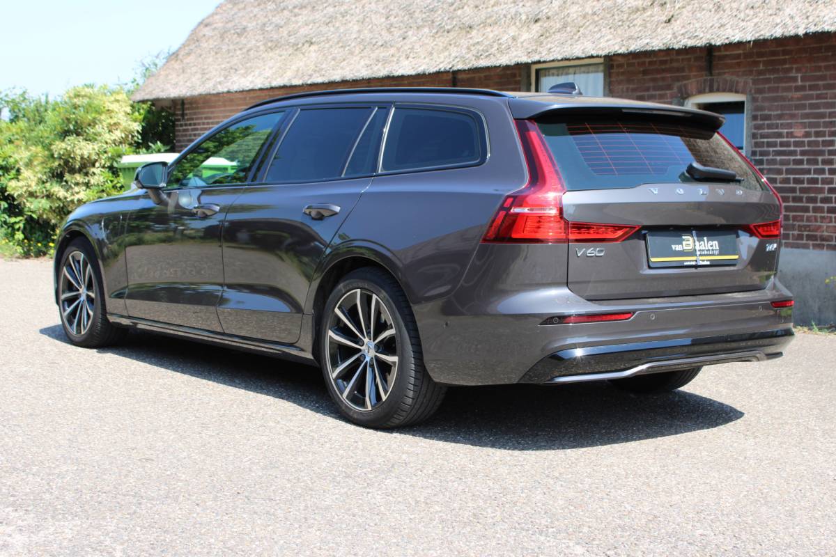 Volvo V60 Volvo V60 2.0 T6 Plug-in hybrid AWD R-DESIGN SOh 96,8% PANO LEER LED TREKH. 94000KM!!!