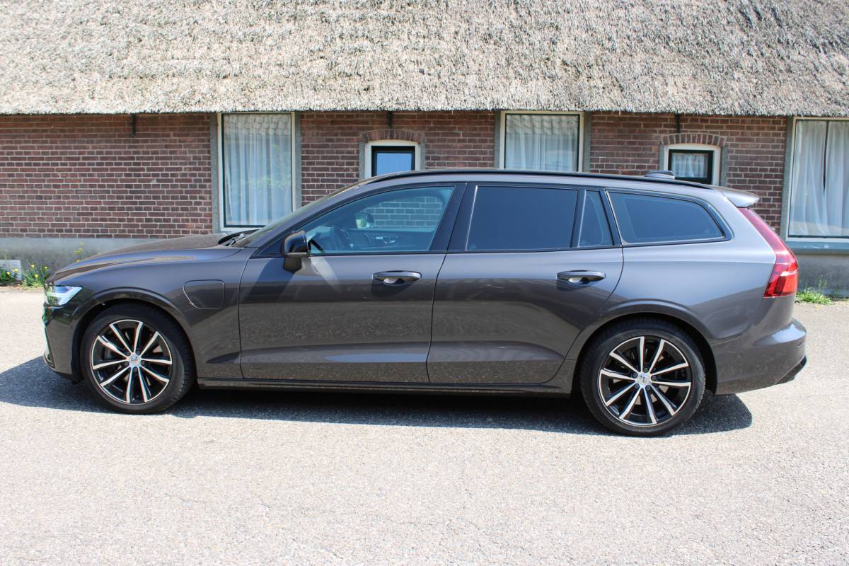 Volvo V60 Volvo V60 2.0 T6 Plug-in hybrid AWD R-DESIGN SOh 96,8% PANO LEER LED TREKH. 94000KM!!!