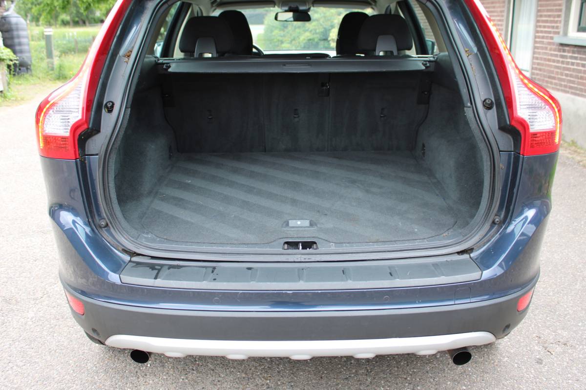 Volvo XC60 Volvo XC60 2.0 T5 Kinetic AUTOMAAT NAVI ECC CRUISE PDC 187000KM!!!