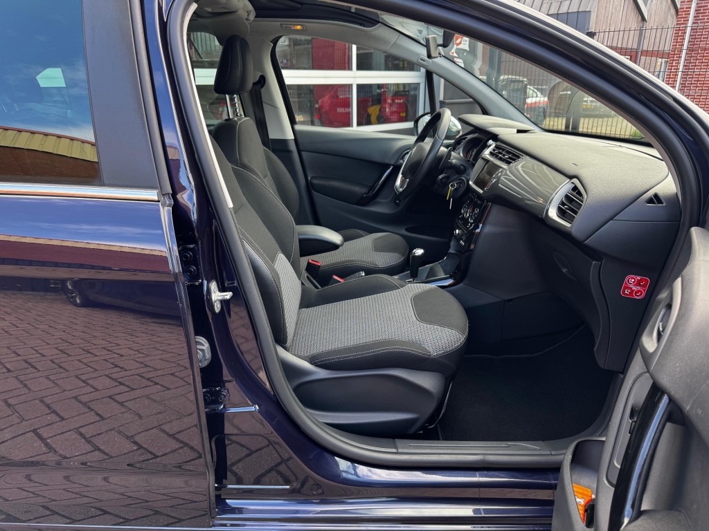 Citroën C3 Citroen C3 PURETECH 82 COLLECTION AUTOMAAT / NAVI / CRUISECONTROL / AIRCO / PDC / LED / RIJKLAAR!