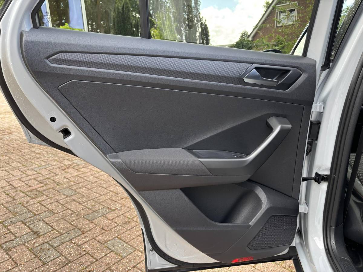 Volkswagen T-Roc Volkswagen T-Roc 1.5 TSI DSG Sport|BlackStyle|Pano|White-Silver Met