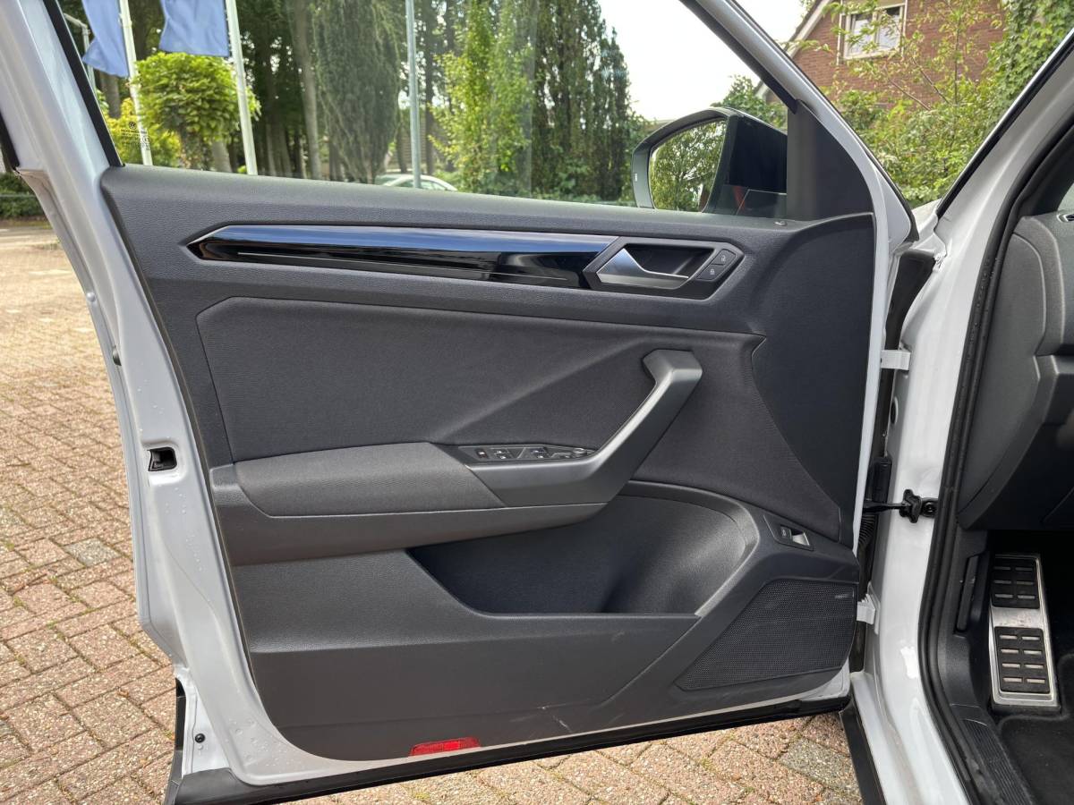 Volkswagen T-Roc Volkswagen T-Roc 1.5 TSI DSG Sport|BlackStyle|Pano|White-Silver Met