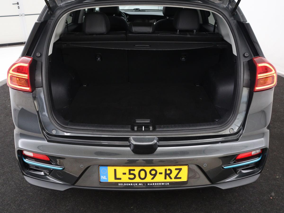 Kia e-Niro Kia e-Niro DynamicPlusLine 64 kWh | SOH 95,3% | Panoramadak | Half leder |  Stuur/stoel verwarming | Adaptive cruise | Lane assist | Climate control | Carplay | Camera | Park assist | Full LED
