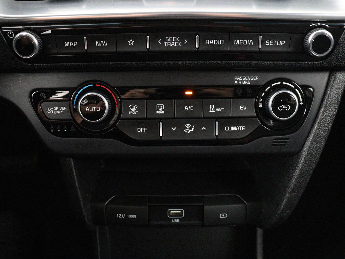 Kia e-Niro Kia e-Niro DynamicPlusLine 64 kWh | SOH 95,3% | Panoramadak | Half leder |  Stuur/stoel verwarming | Adaptive cruise | Lane assist | Climate control | Carplay | Camera | Park assist | Full LED