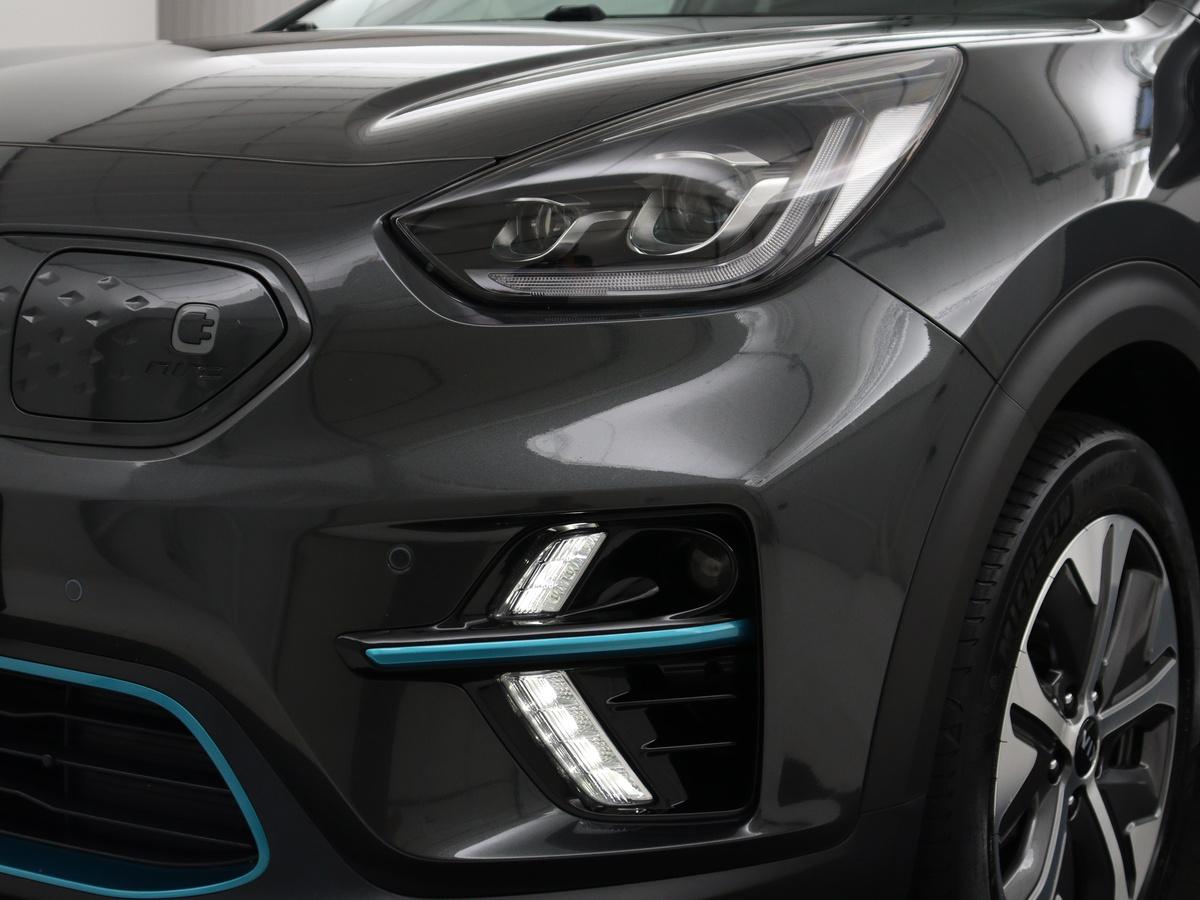 Kia e-Niro Kia e-Niro DynamicPlusLine 64 kWh | SOH 95,3% | Panoramadak | Half leder |  Stuur/stoel verwarming | Adaptive cruise | Lane assist | Climate control | Carplay | Camera | Park assist | Full LED
