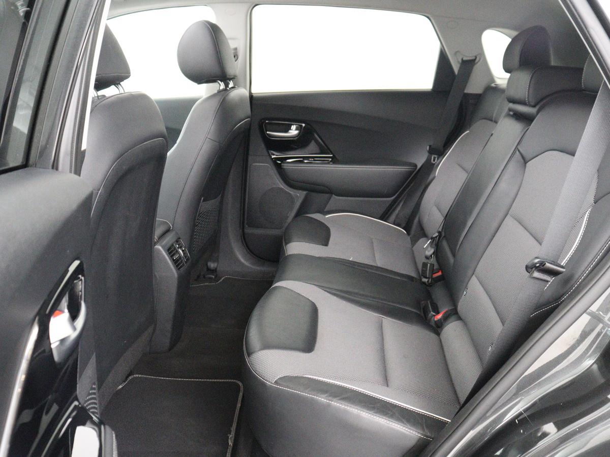 Kia e-Niro Kia e-Niro DynamicPlusLine 64 kWh | SOH 95,3% | Panoramadak | Half leder |  Stuur/stoel verwarming | Adaptive cruise | Lane assist | Climate control | Carplay | Camera | Park assist | Full LED