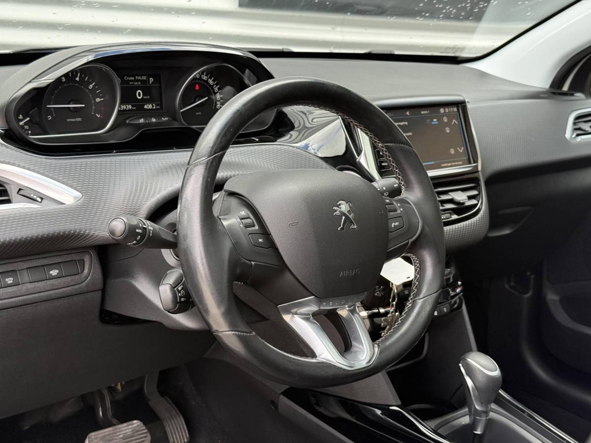 Peugeot 2008 Peugeot 2008 1.2 PureTech Allure 2e Eigenaar|Navi|Pano|Carplay|Clima|Cruise|PDC|Dealer Onderhouden|APK tot 02-2027