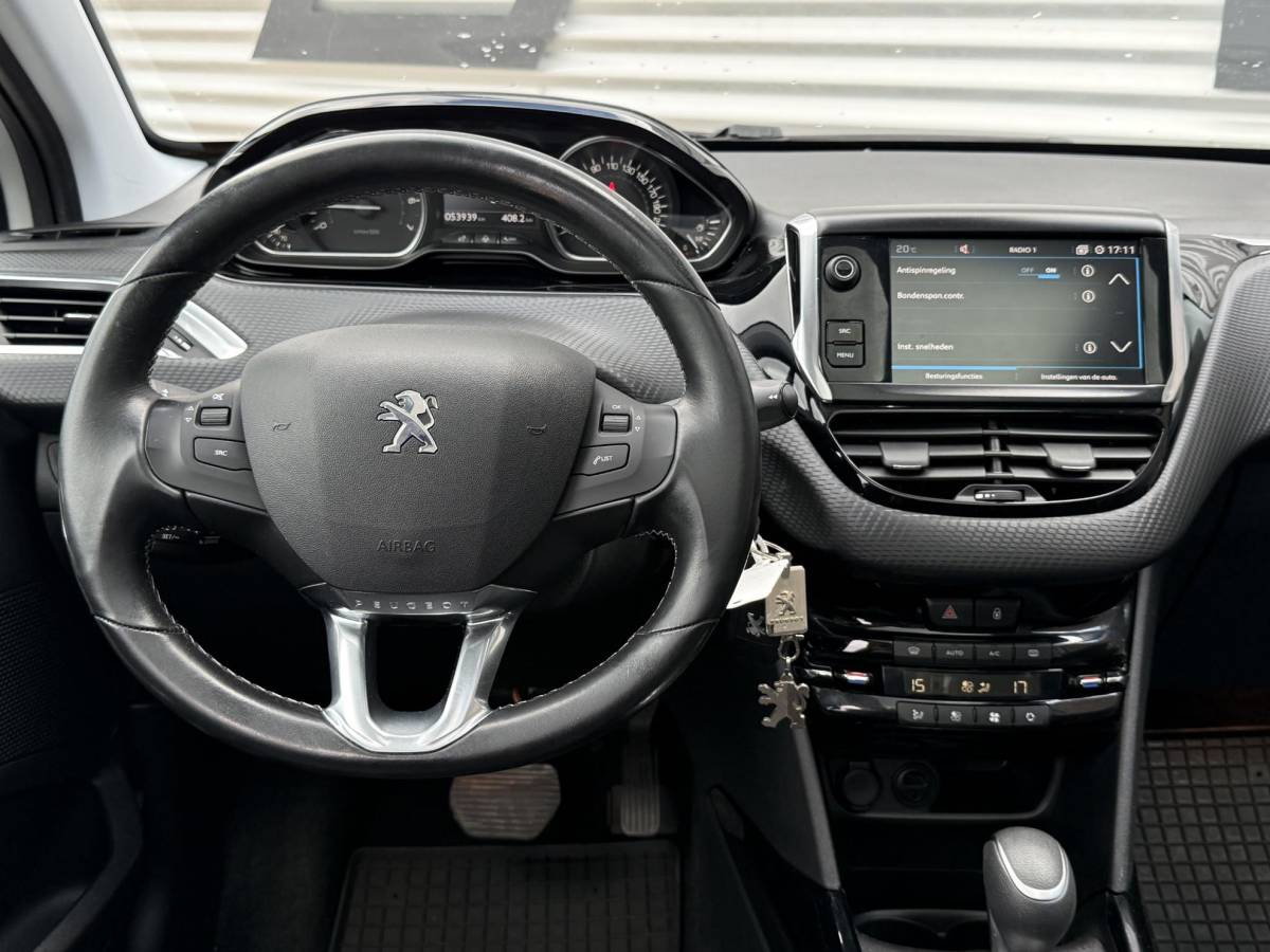 Peugeot 2008 Peugeot 2008 1.2 PureTech Allure 2e Eigenaar|Navi|Pano|Carplay|Clima|Cruise|PDC|Dealer Onderhouden|APK tot 02-2027