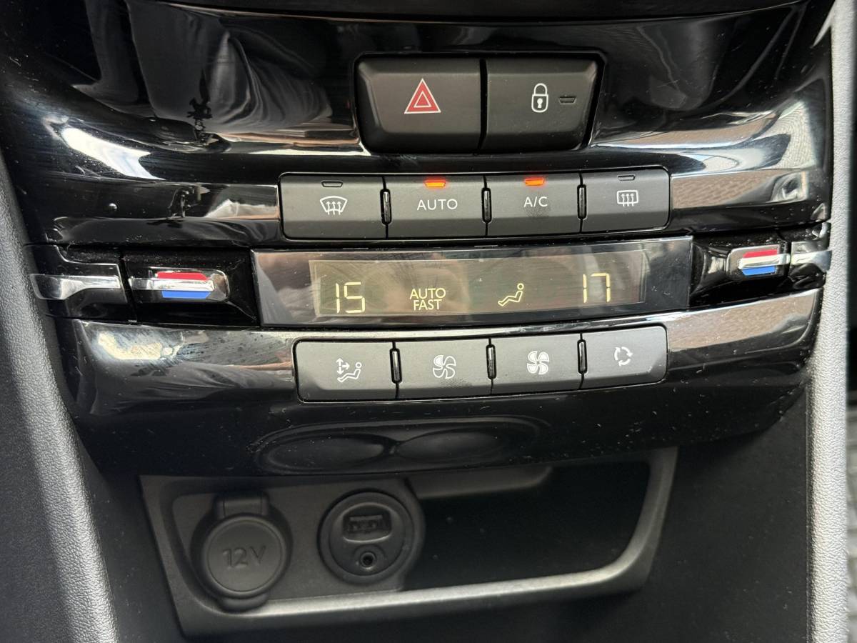 Peugeot 2008 Peugeot 2008 1.2 PureTech Allure 2e Eigenaar|Navi|Pano|Carplay|Clima|Cruise|PDC|Dealer Onderhouden|APK tot 02-2027