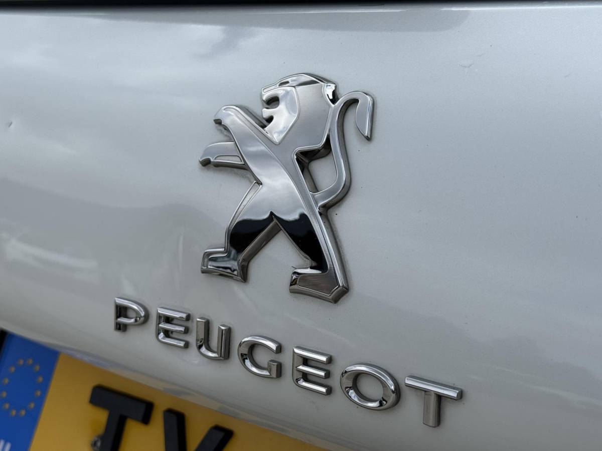 Peugeot 2008 Peugeot 2008 1.2 PureTech Allure 2e Eigenaar|Navi|Pano|Carplay|Clima|Cruise|PDC|Dealer Onderhouden|APK tot 02-2027