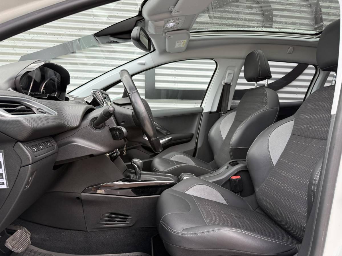 Peugeot 2008 Peugeot 2008 1.2 PureTech Allure 2e Eigenaar|Navi|Pano|Carplay|Clima|Cruise|PDC|Dealer Onderhouden|APK tot 02-2027