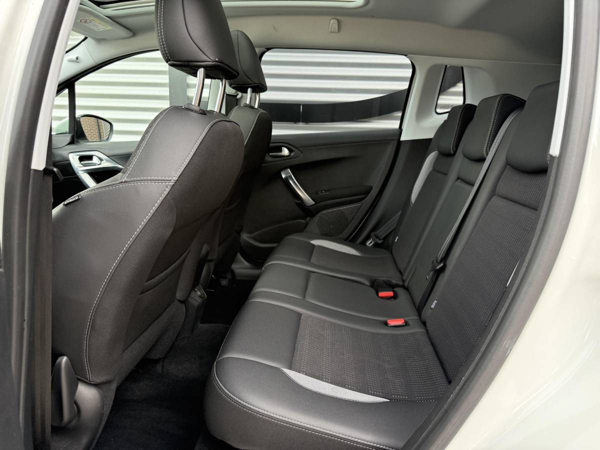 Peugeot 2008 Peugeot 2008 1.2 PureTech Allure 2e Eigenaar|Navi|Pano|Carplay|Clima|Cruise|PDC|Dealer Onderhouden|APK tot 02-2027