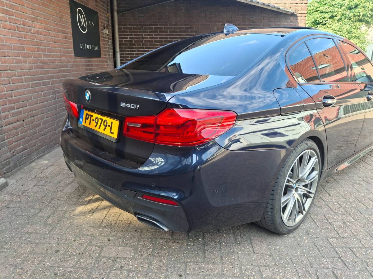 BMW 5 Serie BMW 5-serie 540i xDrive 340PK M-Sport Panoramadak / Harman & Kardon / Night Vision / Apple Carplay / Rondom Zicht Camera / Stoelve
