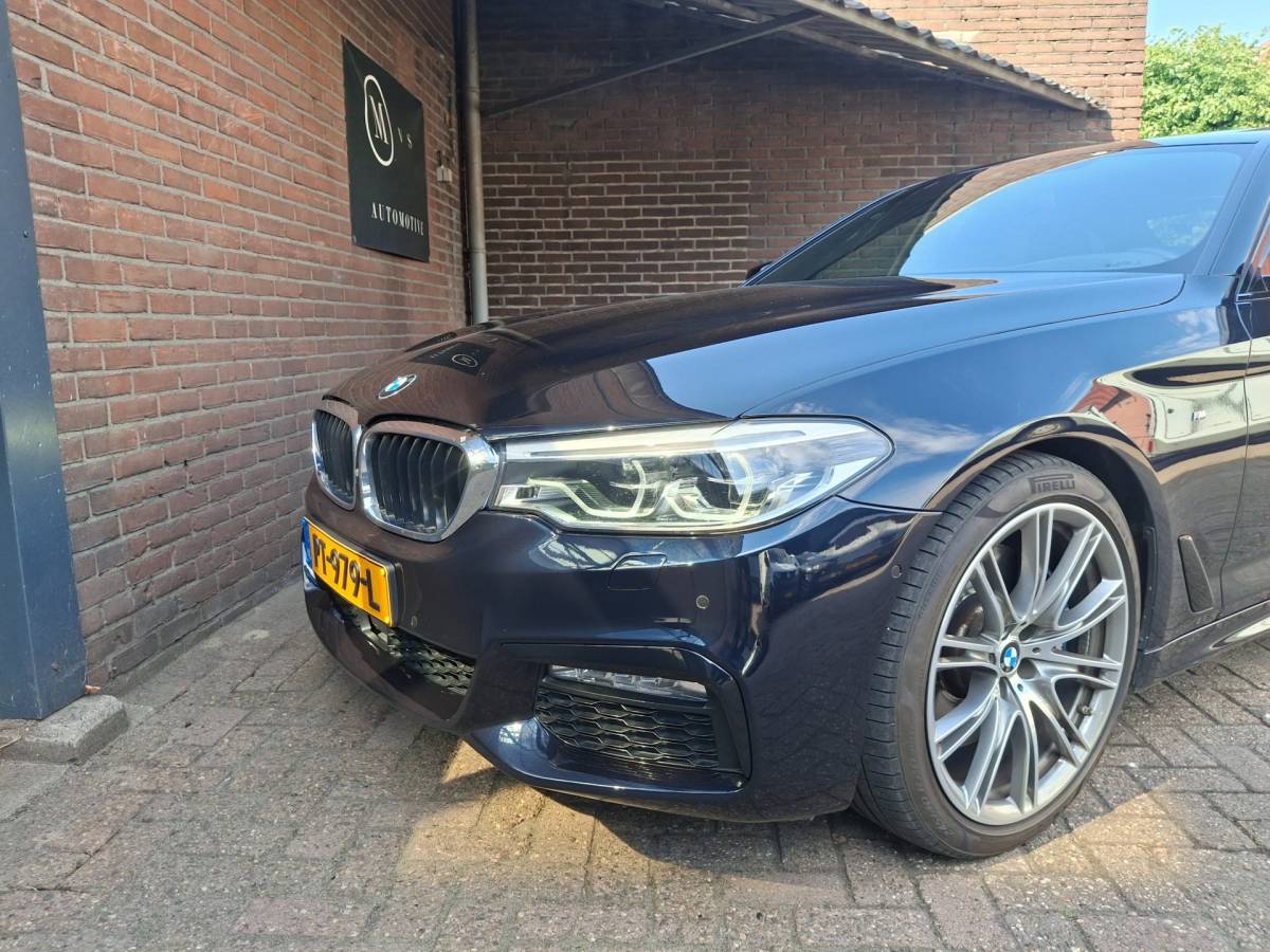 BMW 5 Serie BMW 5-serie 540i xDrive 340PK M-Sport Panoramadak / Harman & Kardon / Night Vision / Apple Carplay / Rondom Zicht Camera / Stoelve