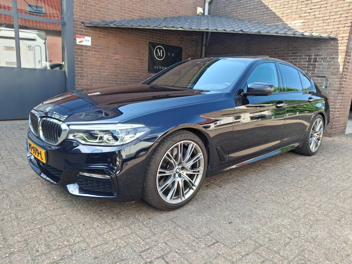 BMW 5 Serie BMW 5-serie 540i xDrive 340PK M-Sport Panoramadak / Harman & Kardon / Night Vision / Apple Carplay / Rondom Zicht Camera / Stoelve