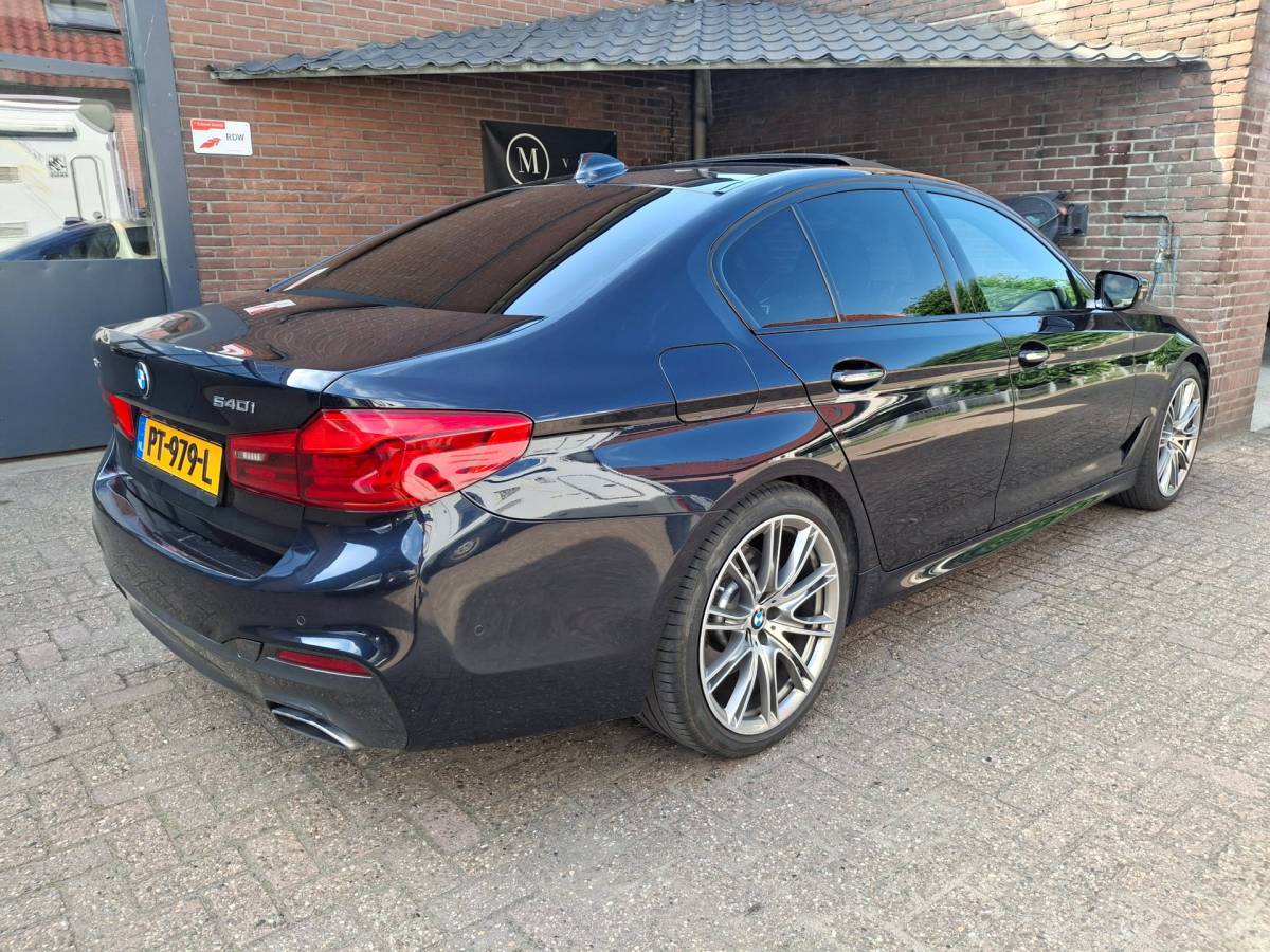 BMW 5 Serie BMW 5-serie 540i xDrive 340PK M-Sport Panoramadak / Harman & Kardon / Night Vision / Apple Carplay / Rondom Zicht Camera / Stoelve