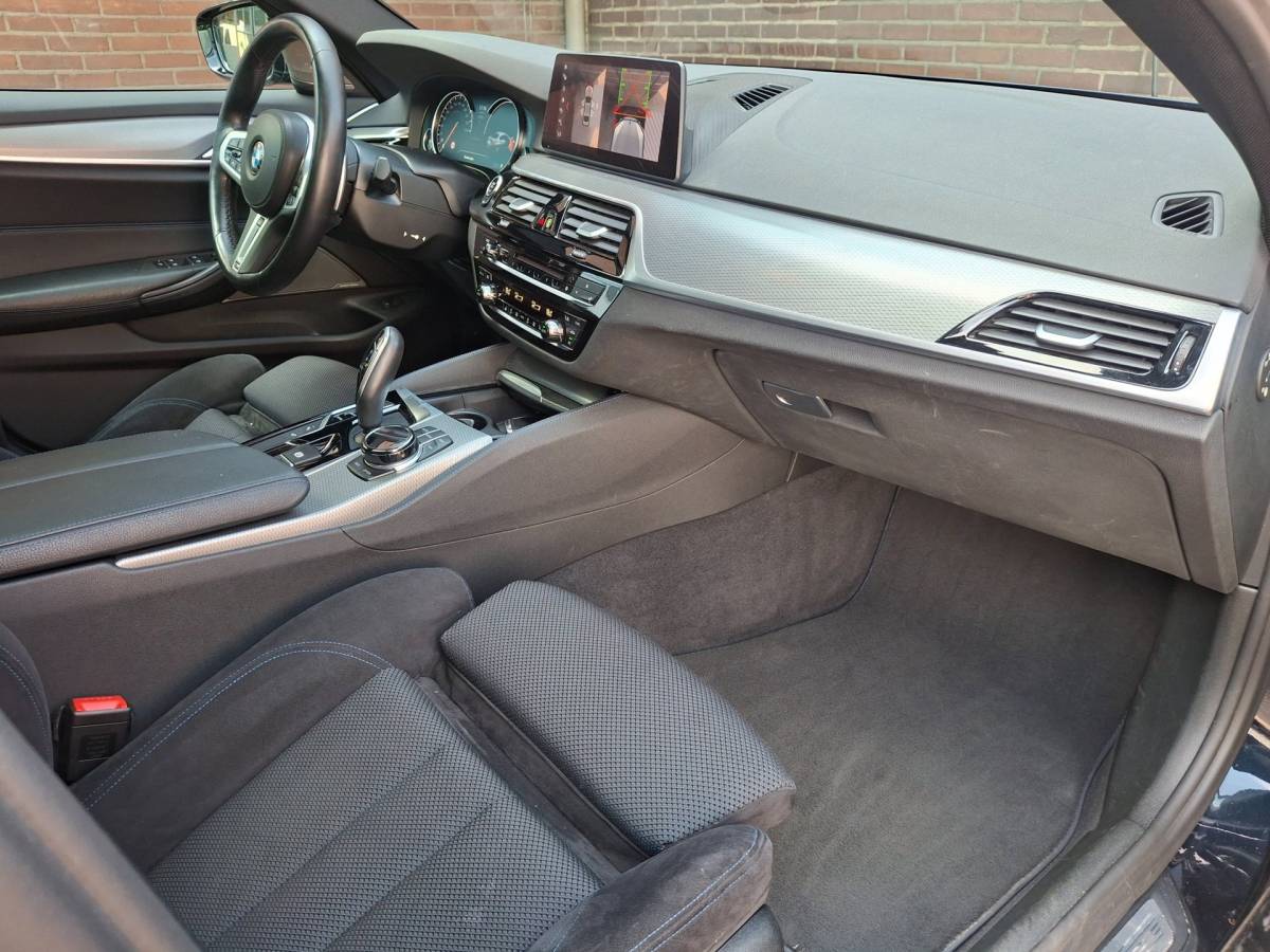 BMW 5 Serie BMW 5-serie 540i xDrive 340PK M-Sport Panoramadak / Harman & Kardon / Night Vision / Apple Carplay / Rondom Zicht Camera / Stoelve