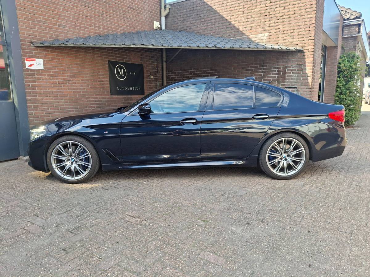 BMW 5 Serie BMW 5-serie 540i xDrive 340PK M-Sport Panoramadak / Harman & Kardon / Night Vision / Apple Carplay / Rondom Zicht Camera / Stoelve
