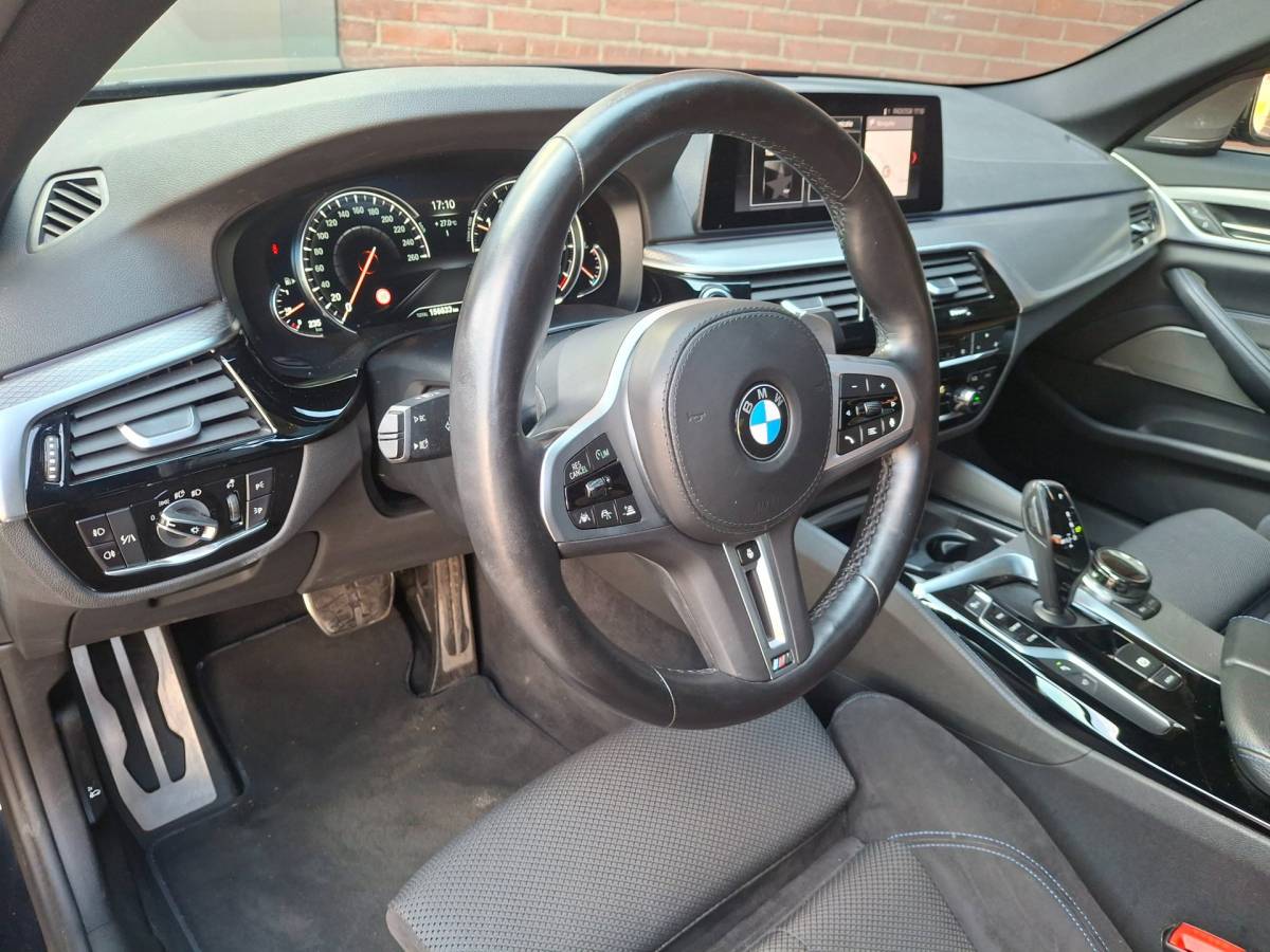 BMW 5 Serie BMW 5-serie 540i xDrive 340PK M-Sport Panoramadak / Harman & Kardon / Night Vision / Apple Carplay / Rondom Zicht Camera / Stoelve