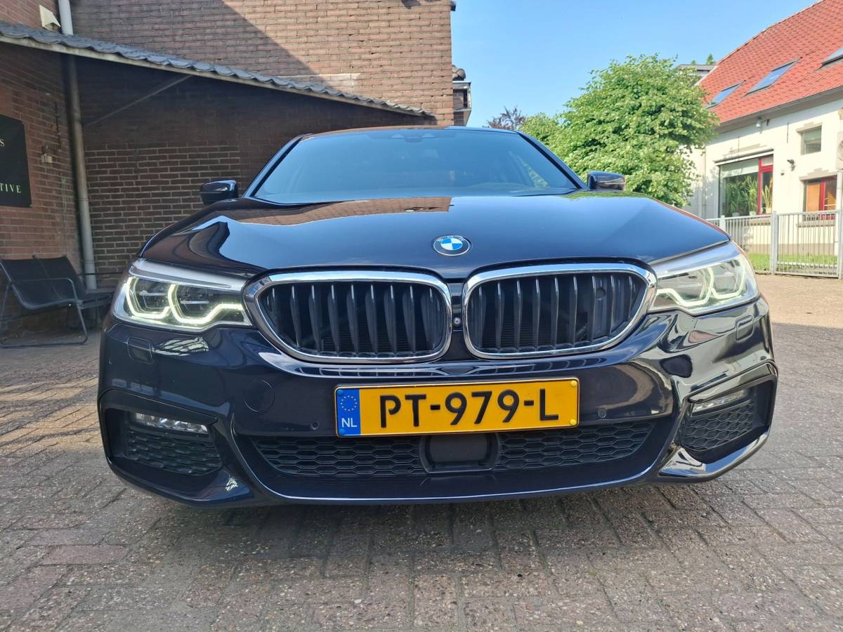 BMW 5 Serie BMW 5-serie 540i xDrive 340PK M-Sport Panoramadak / Harman & Kardon / Night Vision / Apple Carplay / Rondom Zicht Camera / Stoelve