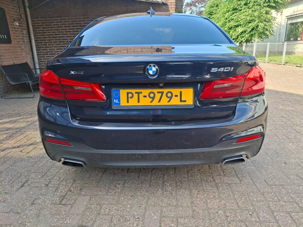 BMW 5 Serie BMW 5-serie 540i xDrive 340PK M-Sport Panoramadak / Harman & Kardon / Night Vision / Apple Carplay / Rondom Zicht Camera / Stoelve