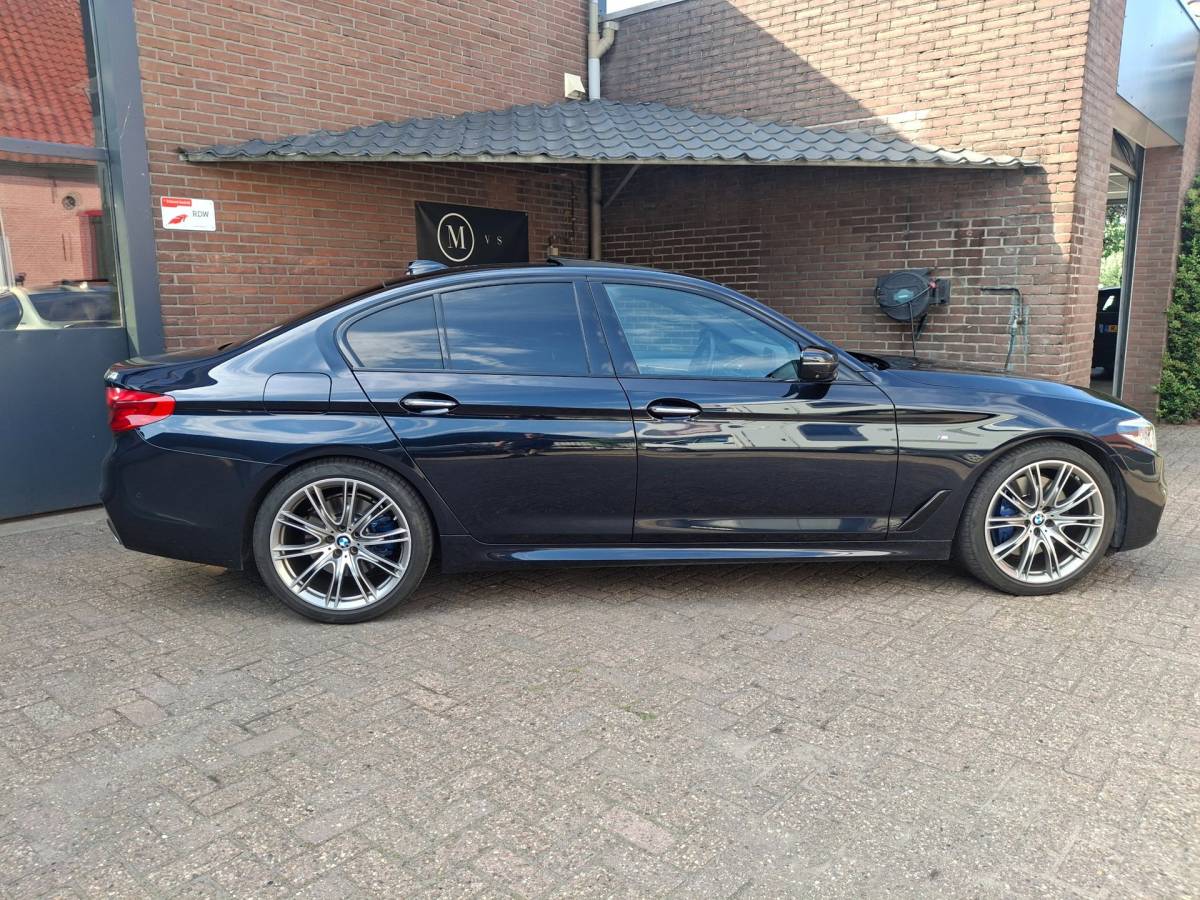 BMW 5 Serie BMW 5-serie 540i xDrive 340PK M-Sport Panoramadak / Harman & Kardon / Night Vision / Apple Carplay / Rondom Zicht Camera / Stoelve