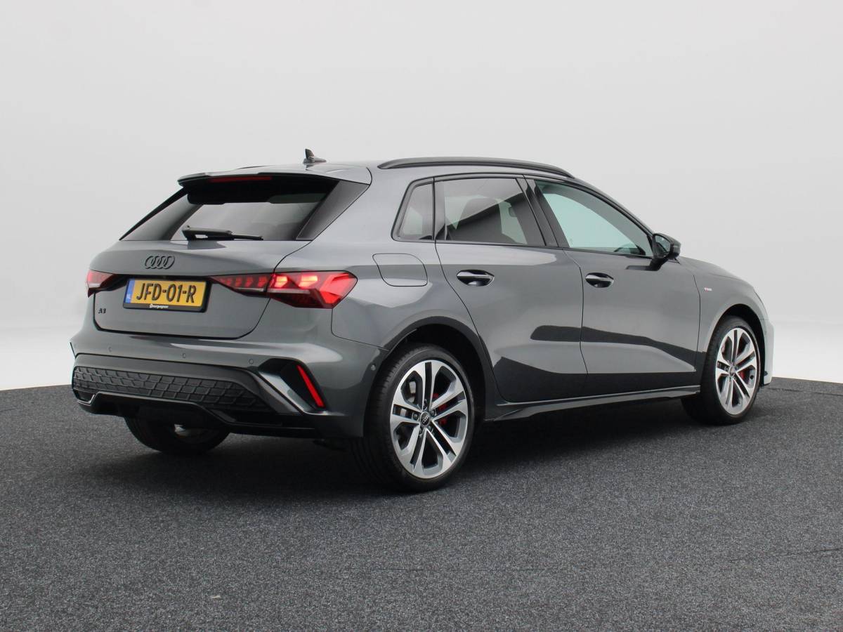 Audi A3 Audi A3 Sportback 45 TFSi e 272 Pk S-line Competition | Stoelverwarming | Trekhaak | Adaptive Cruise | Camera | CarPlay | 18 Inch | 12.686 Km !!