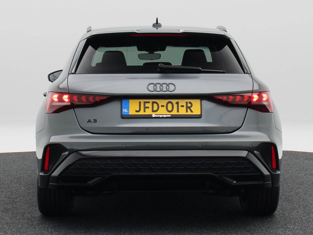 Audi A3 Audi A3 Sportback 45 TFSi e 272 Pk S-line Competition | Stoelverwarming | Trekhaak | Adaptive Cruise | Camera | CarPlay | 18 Inch | 12.686 Km !!