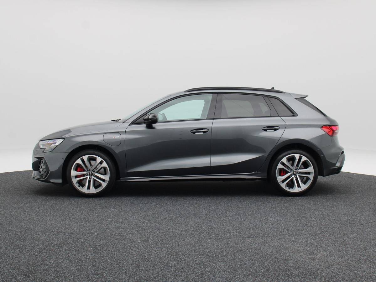 Audi A3 Audi A3 Sportback 45 TFSi e 272 Pk S-line Competition | Stoelverwarming | Trekhaak | Adaptive Cruise | Camera | CarPlay | 18 Inch | 12.686 Km !!