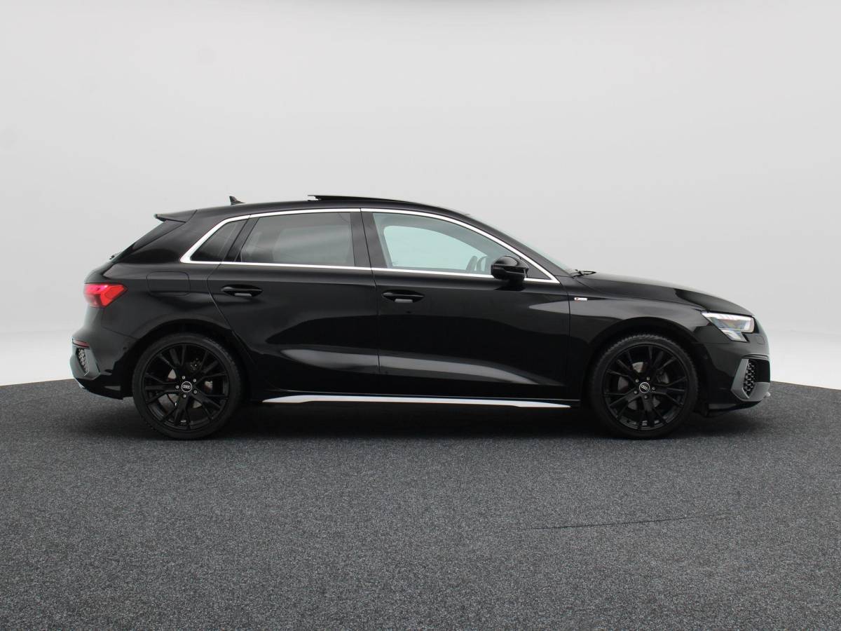Audi A3 Audi A3 Sportback 30 TFSi 110 Pk Automaat S-Line | Panorama dak | Cruise Control | Camera | CarPlay | Half Leer | 18 Inch | 65.065 Km !!