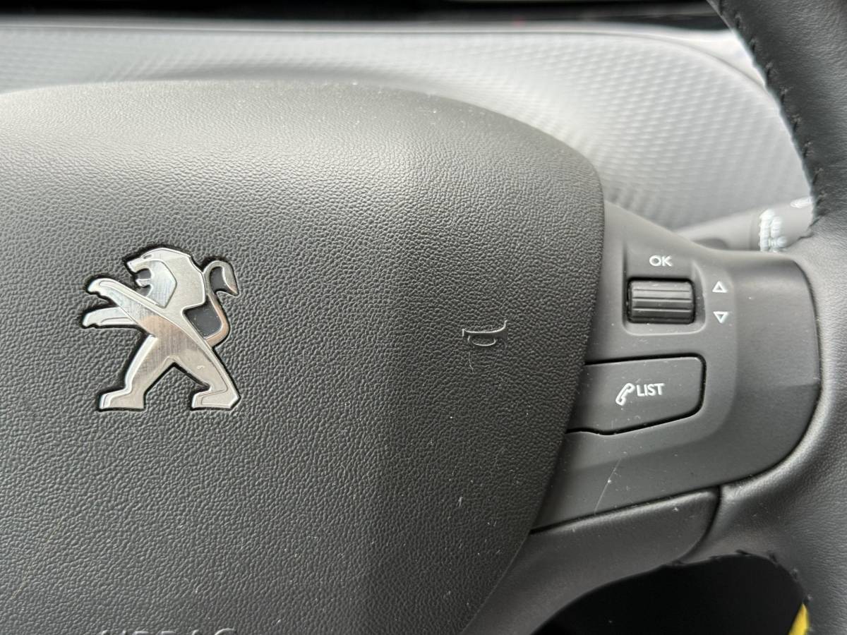 Peugeot 2008 Peugeot 2008 1.2 PureTech Blue Lion 2e Eigenaar|Navi|Carplay|Airco|PDC|Cruise|D-riem vv in 2024|N.A.P|APK tot 11-2026