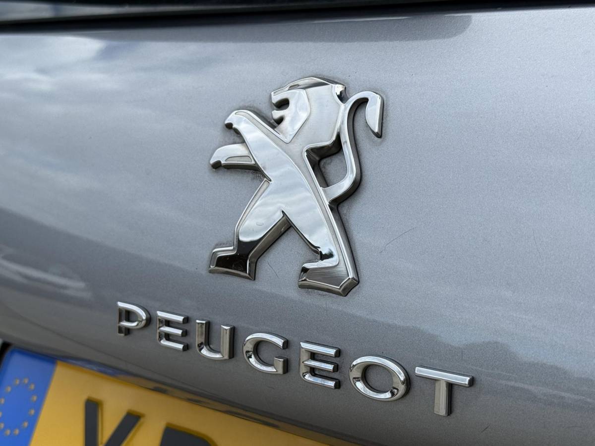 Peugeot 2008 Peugeot 2008 1.2 PureTech Blue Lion 2e Eigenaar|Navi|Carplay|Airco|PDC|Cruise|D-riem vv in 2024|N.A.P|APK tot 11-2026