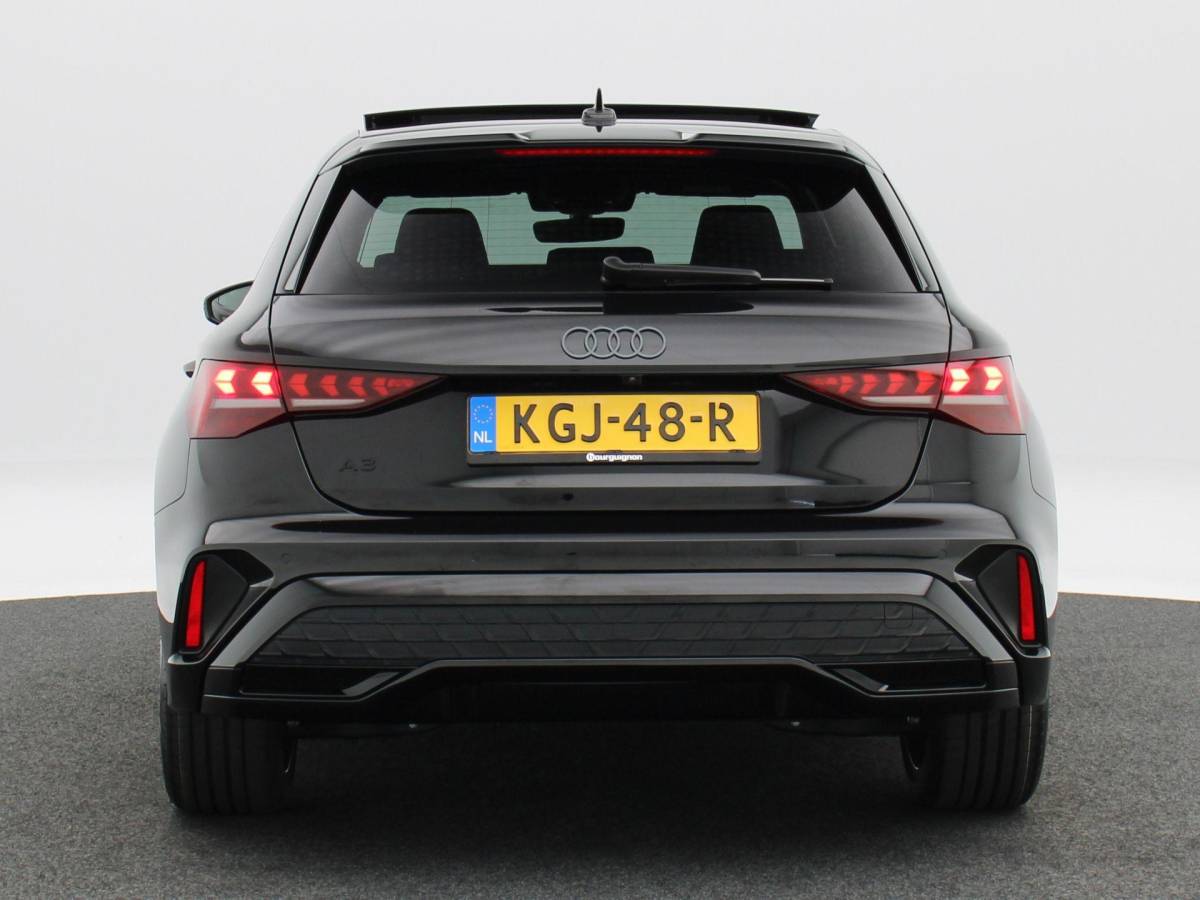 Audi A3 Audi A3 Sportback 45 TFSi e 272 Pk S-Line Competition | Stoelverwarming | Panorama dak | Sonos Audio | Camera | Full LED | 18 Inch | 155 Km !!