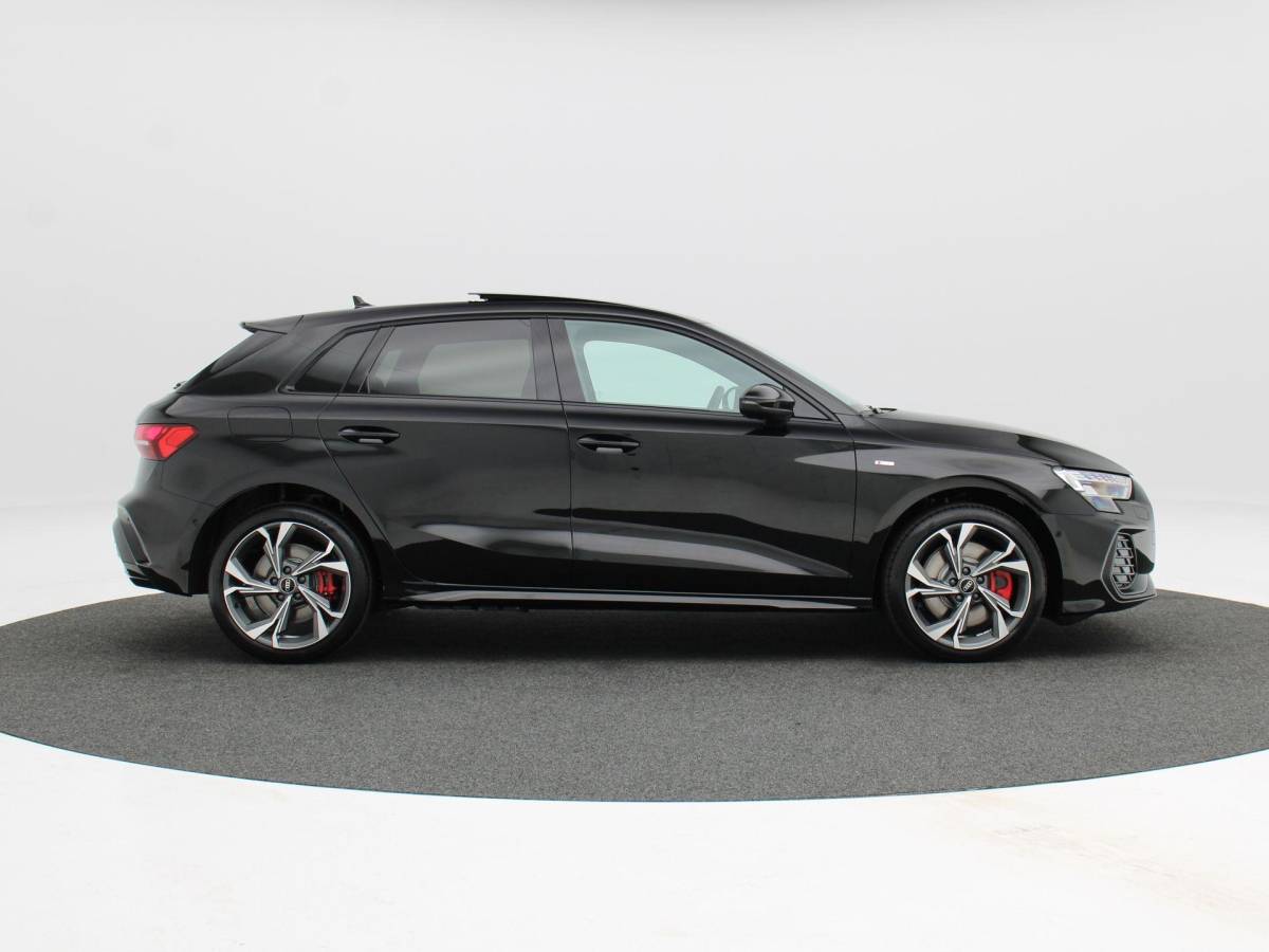 Audi A3 Audi A3 Sportback 45 TFSi e 272 Pk S-Line Competition | Stoelverwarming | Panorama dak | Sonos Audio | Camera | Full LED | 18 Inch | 155 Km !!