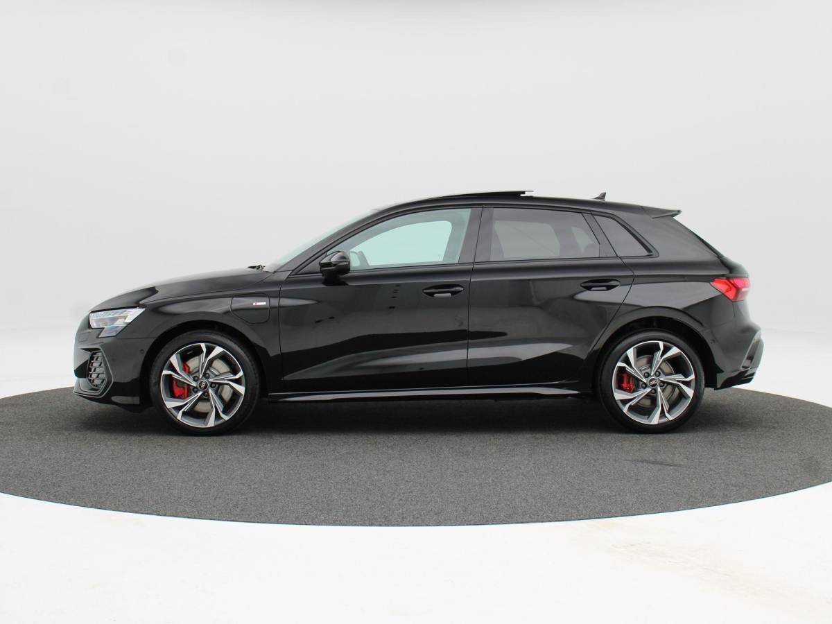 Audi A3 Audi A3 Sportback 45 TFSi e 272 Pk S-Line Competition | Stoelverwarming | Panorama dak | Sonos Audio | Camera | Full LED | 18 Inch | 155 Km !!