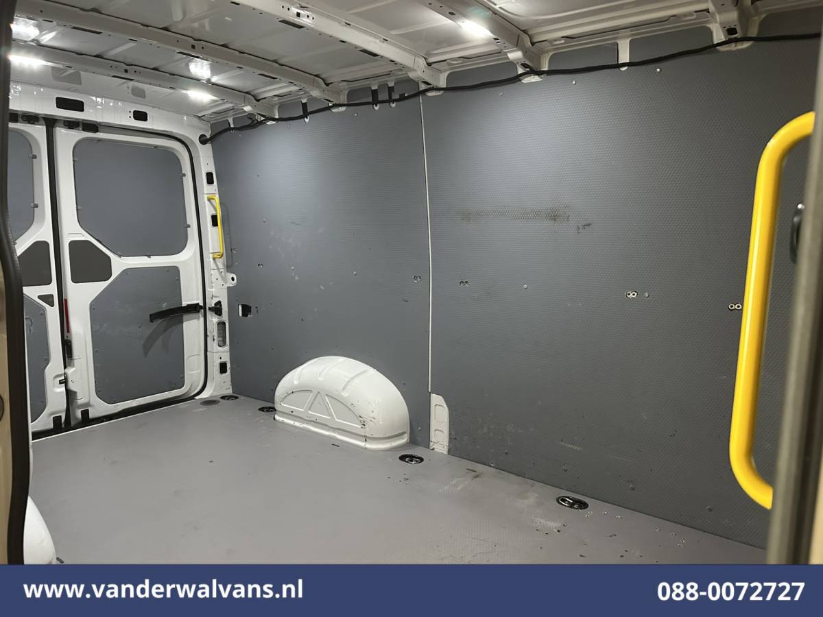 Volkswagen Crafter Volkswagen Crafter 2.0 TDI 141pk L3H2 L2H1 Euro6 Airco | Camera | Apple Carplay | Android Auto Parkeersensoren, Bijrijdersbank, 3000kg trekvermogen