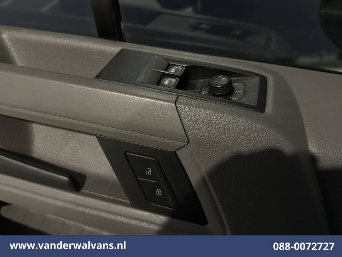 Volkswagen Crafter Volkswagen Crafter 2.0 TDI 141pk L3H2 L2H1 Euro6 Airco | Camera | Apple Carplay | Android Auto Parkeersensoren, Bijrijdersbank, 3000kg trekvermogen