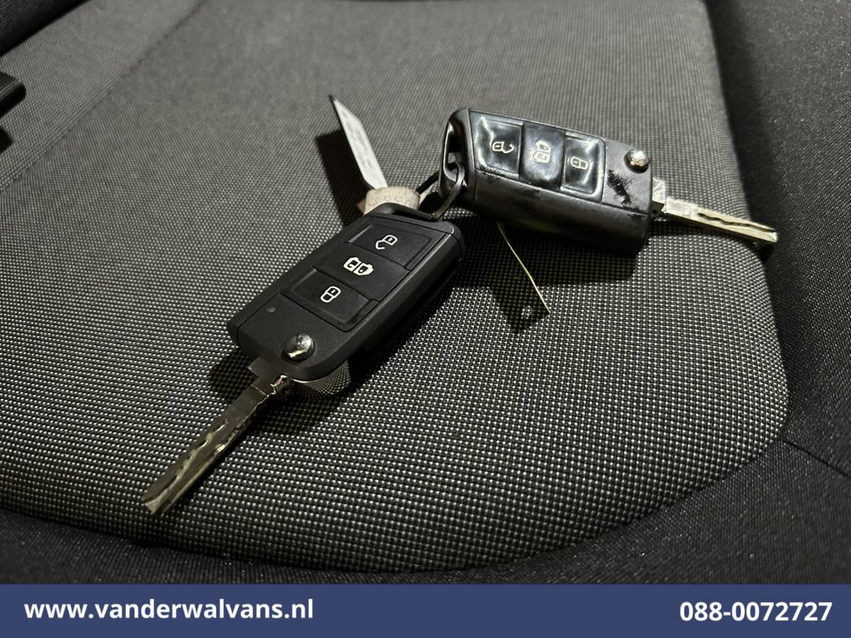 Volkswagen Crafter Volkswagen Crafter 2.0 TDI 141pk L3H2 L2H1 Euro6 Airco | Camera | Apple Carplay | Android Auto Parkeersensoren, Bijrijdersbank, 3000kg trekvermogen