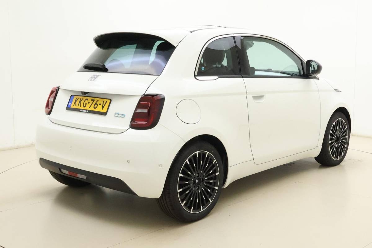 Fiat 500 Fiat 500 La Prima 42 kWh | Glazen dak | Cruise control | Camera | Elektrisch verstelbare spiegels